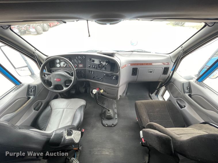 image for item DN5008 2013 Peterbilt 587  semi truck