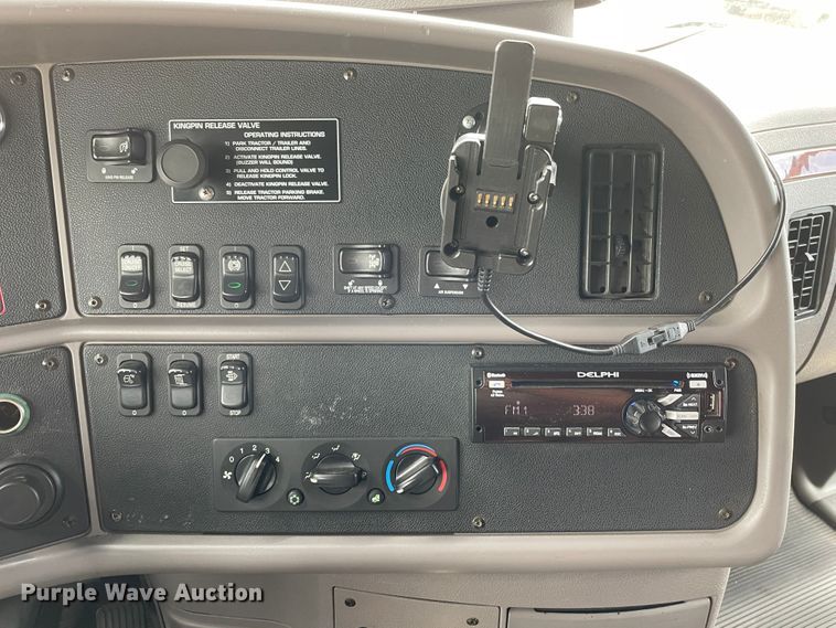 image for item DN5008 2013 Peterbilt 587  semi truck