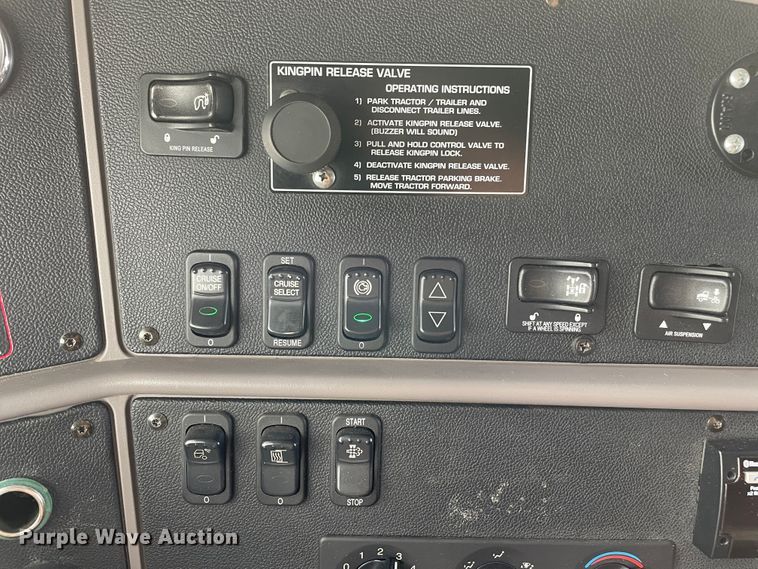 image for item DN5008 2013 Peterbilt 587  semi truck