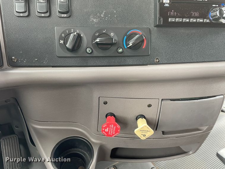 image for item DN5008 2013 Peterbilt 587  semi truck