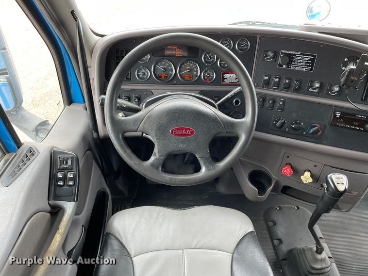 image for item DN5008 2013 Peterbilt 587  semi truck