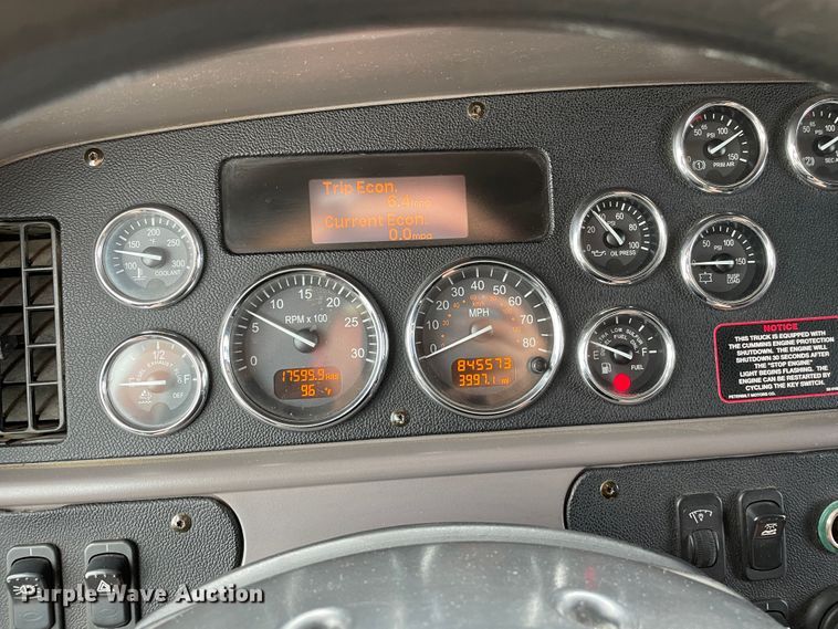 image for item DN5008 2013 Peterbilt 587  semi truck