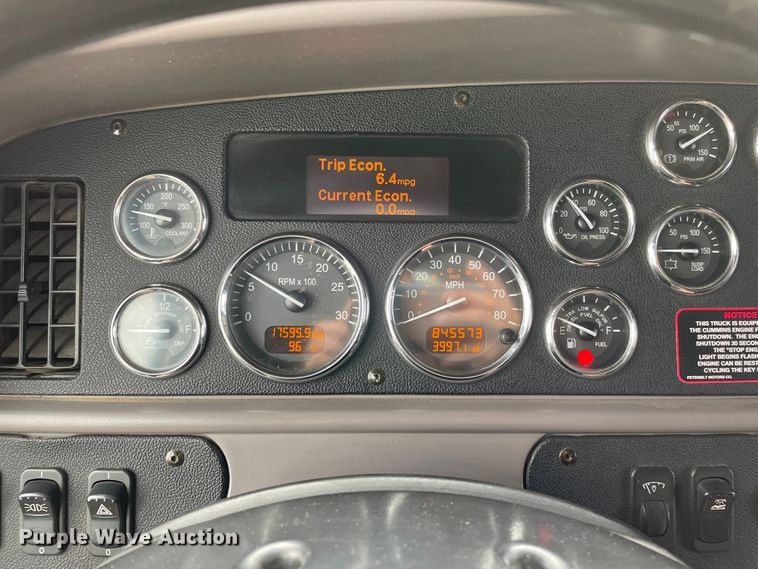 image for item DN5008 2013 Peterbilt 587  semi truck