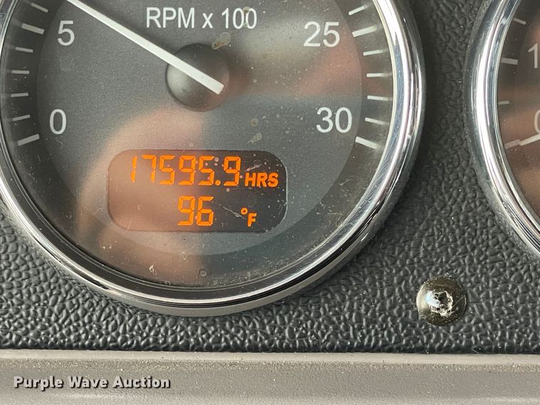 image for item DN5008 2013 Peterbilt 587  semi truck