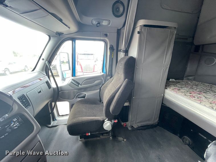 image for item DN5008 2013 Peterbilt 587  semi truck