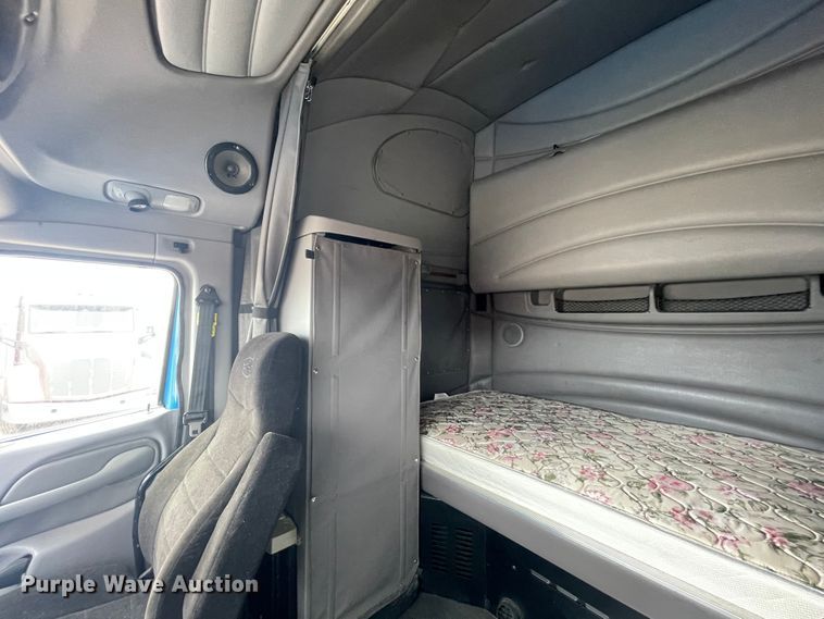 image for item DN5008 2013 Peterbilt 587  semi truck