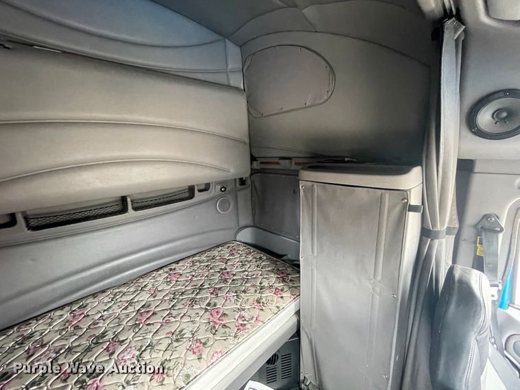 image for item DN5008 2013 Peterbilt 587  semi truck