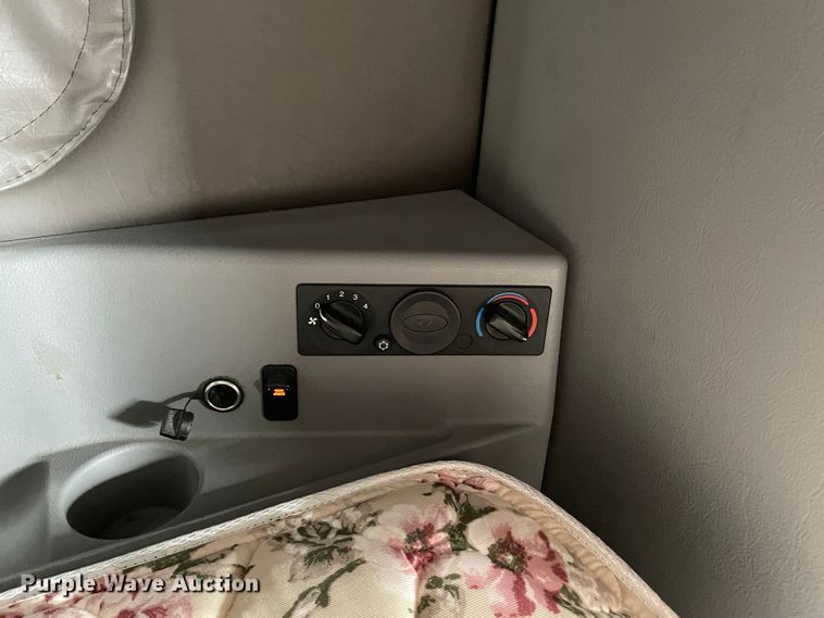 image for item DN5008 2013 Peterbilt 587  semi truck