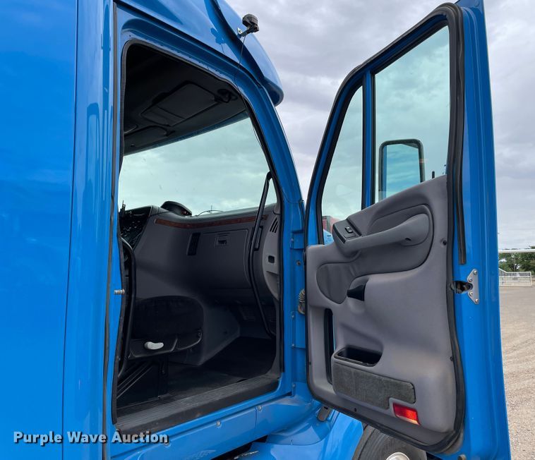 image for item DN5008 2013 Peterbilt 587  semi truck