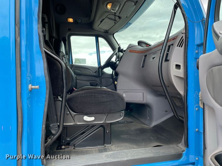 image for item DN5008 2013 Peterbilt 587  semi truck