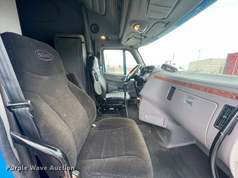 image for item DN5008 2013 Peterbilt 587  semi truck