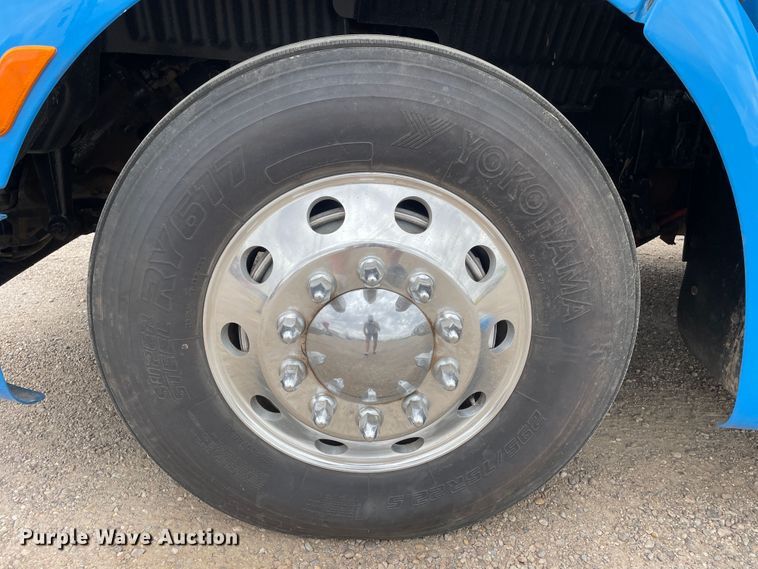 image for item DN5008 2013 Peterbilt 587  semi truck