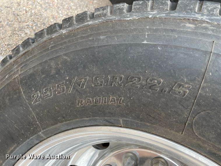 image for item DN5008 2013 Peterbilt 587  semi truck