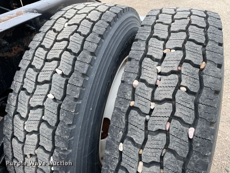 image for item DN5008 2013 Peterbilt 587  semi truck