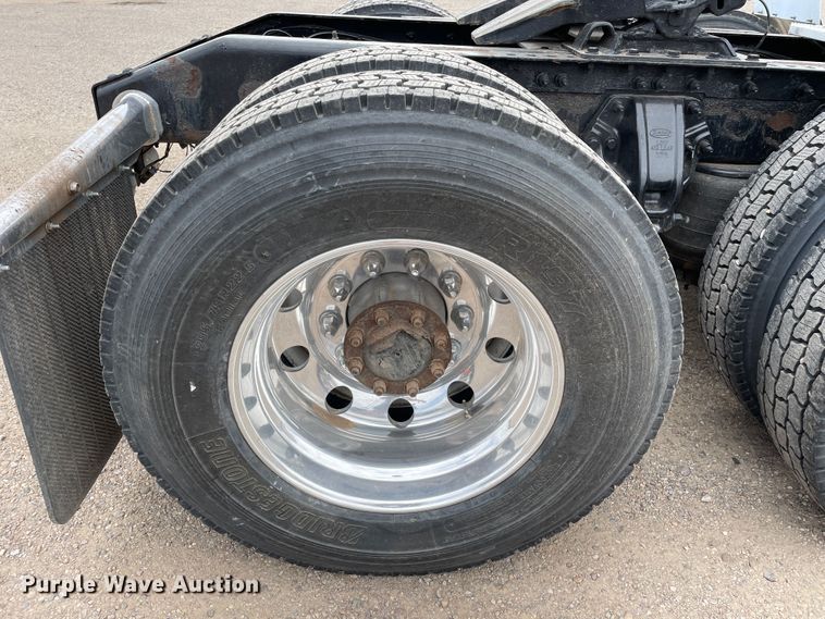 image for item DN5008 2013 Peterbilt 587  semi truck