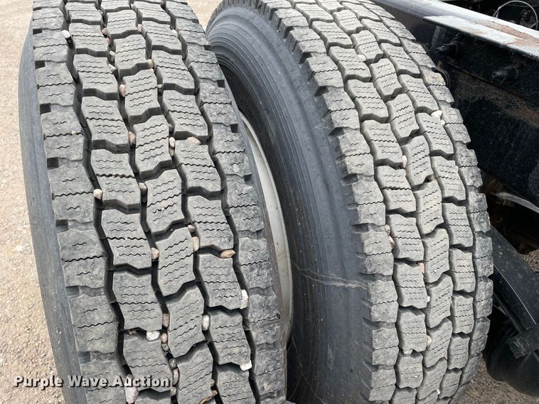 image for item DN5008 2013 Peterbilt 587  semi truck