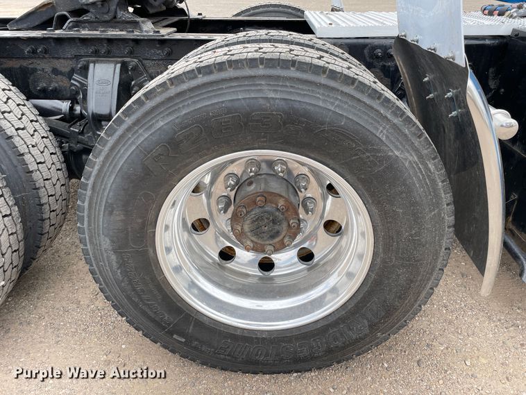 image for item DN5008 2013 Peterbilt 587  semi truck