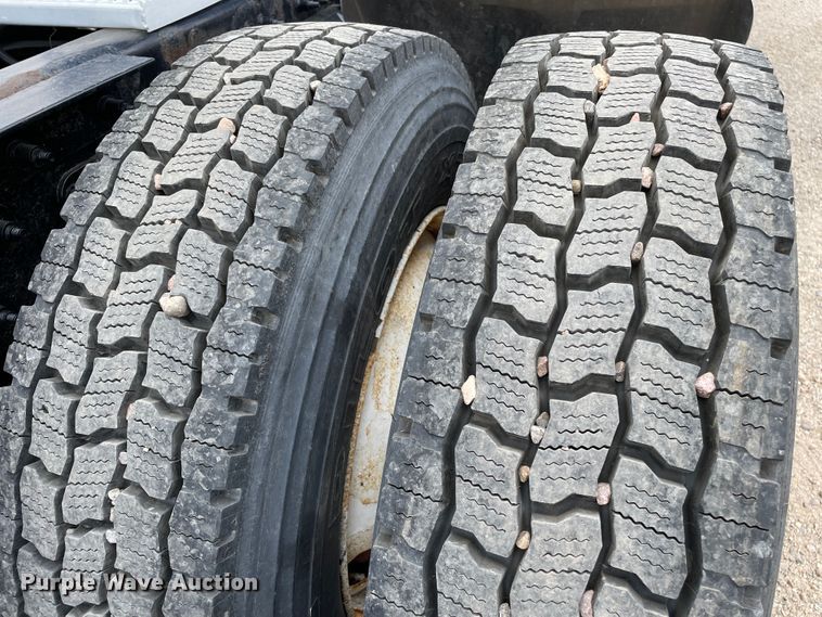 image for item DN5008 2013 Peterbilt 587  semi truck