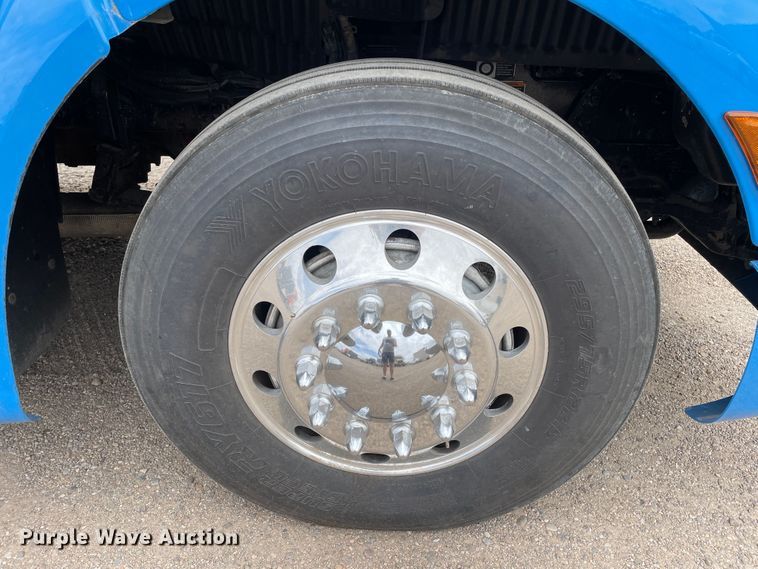 image for item DN5008 2013 Peterbilt 587  semi truck