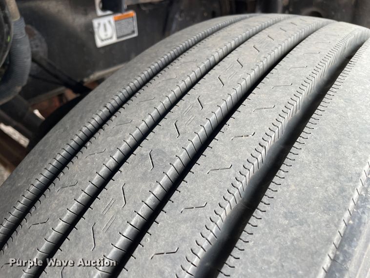 image for item DN5008 2013 Peterbilt 587  semi truck