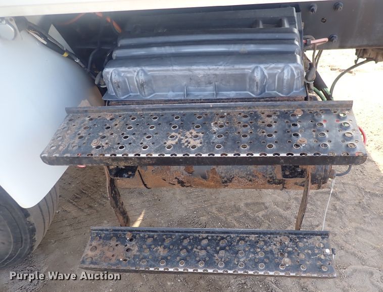 image for item DP4643 2012 International DuraStar 4300  truck cab and chassis