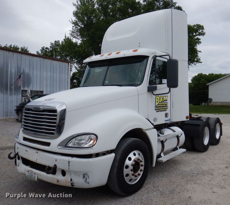 image for item DP5587 2009 Freightliner Columbia 120  semi truck