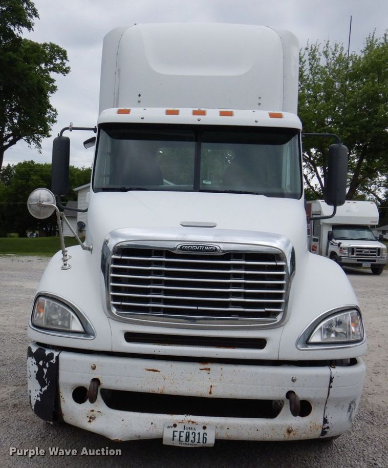 image for item DP5587 2009 Freightliner Columbia 120  semi truck