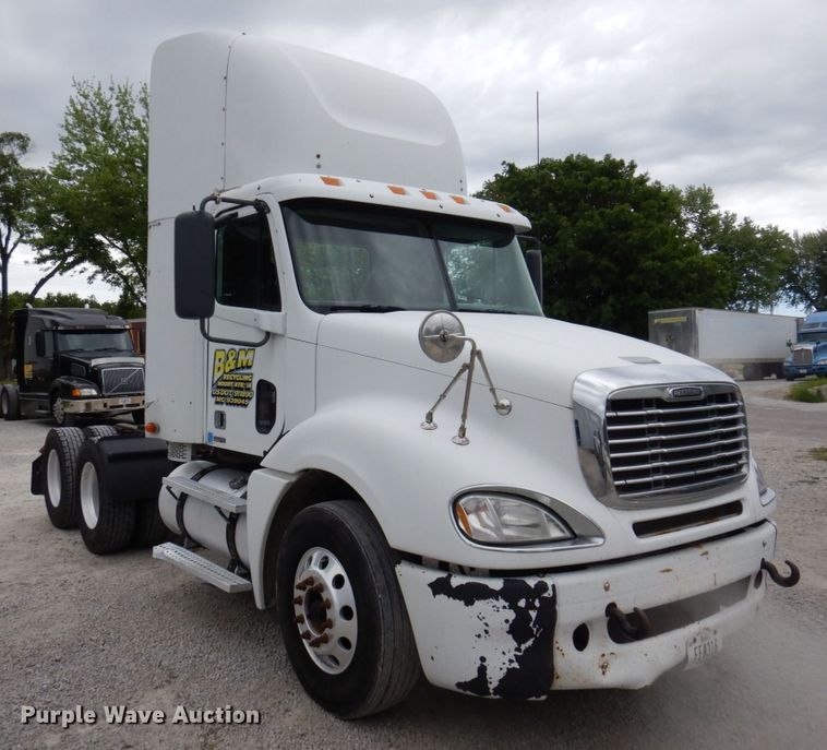 image for item DP5587 2009 Freightliner Columbia 120  semi truck