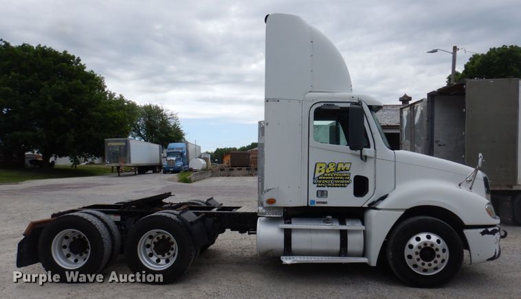 image for item DP5587 2009 Freightliner Columbia 120  semi truck