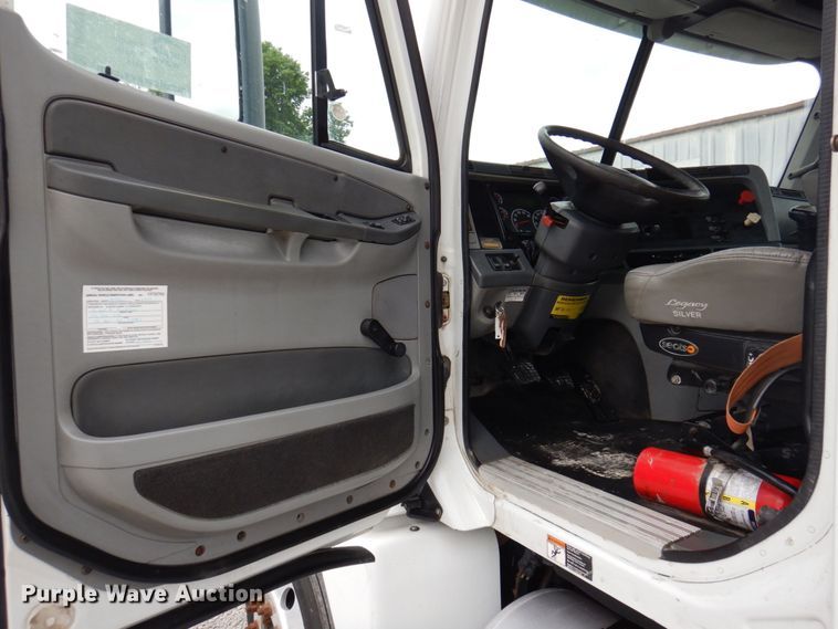 image for item DP5587 2009 Freightliner Columbia 120  semi truck