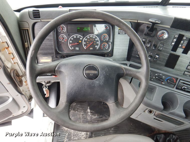 image for item DP5587 2009 Freightliner Columbia 120  semi truck