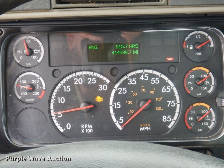 image for item DP5587 2009 Freightliner Columbia 120  semi truck