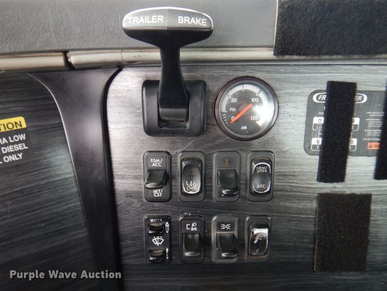 image for item DP5587 2009 Freightliner Columbia 120  semi truck