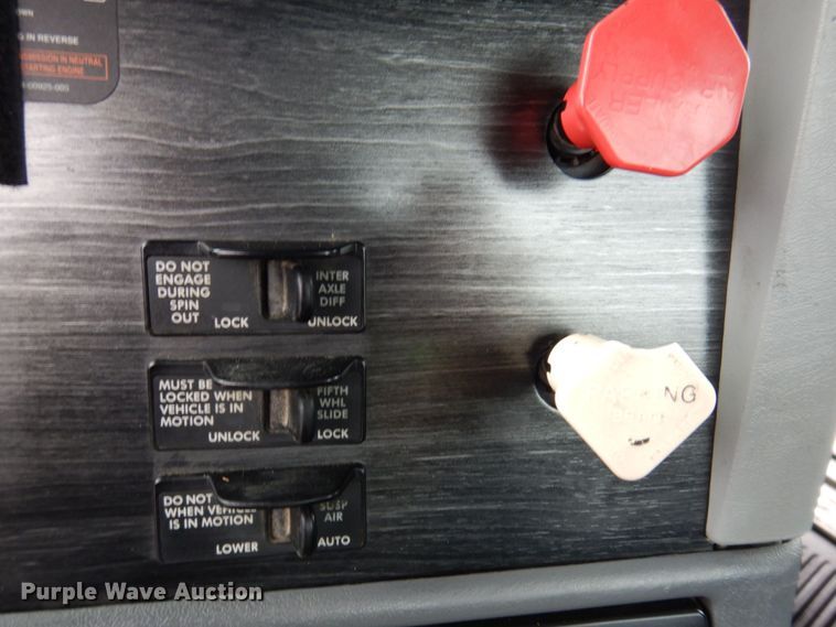 image for item DP5587 2009 Freightliner Columbia 120  semi truck