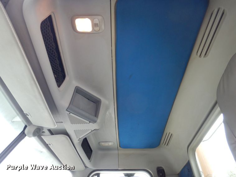 image for item DP5587 2009 Freightliner Columbia 120  semi truck