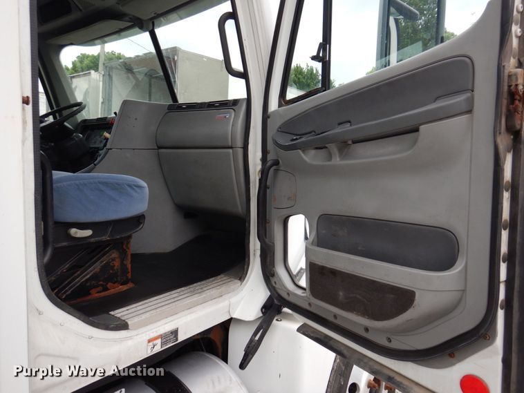 image for item DP5587 2009 Freightliner Columbia 120  semi truck