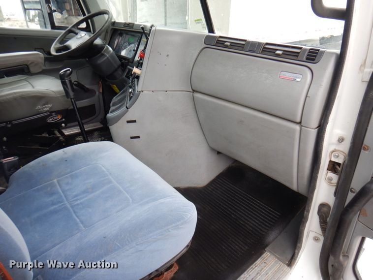 image for item DP5587 2009 Freightliner Columbia 120  semi truck