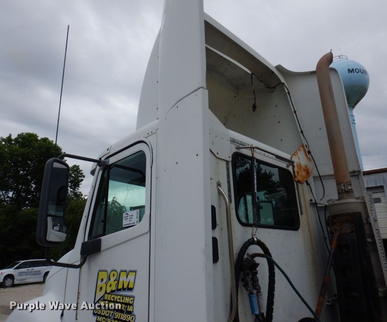 image for item DP5587 2009 Freightliner Columbia 120  semi truck