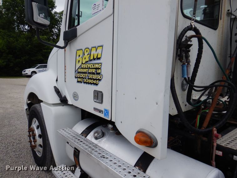 image for item DP5587 2009 Freightliner Columbia 120  semi truck