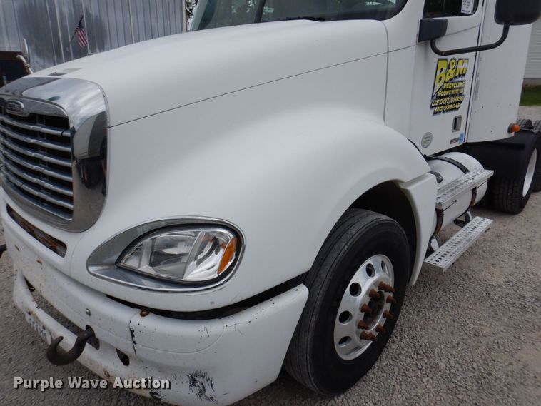 image for item DP5587 2009 Freightliner Columbia 120  semi truck