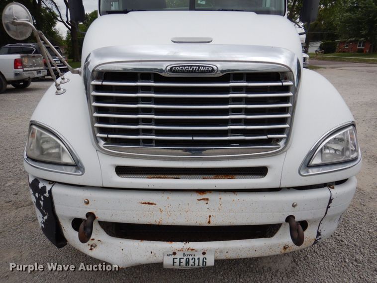 image for item DP5587 2009 Freightliner Columbia 120  semi truck