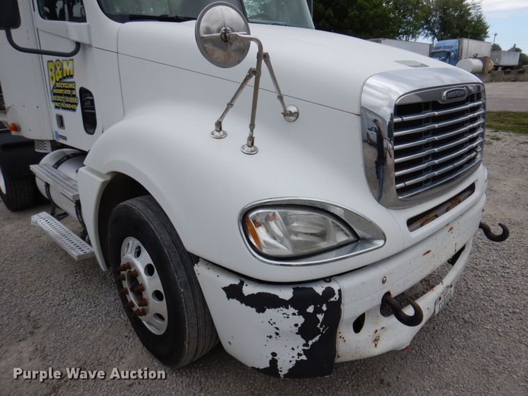 image for item DP5587 2009 Freightliner Columbia 120  semi truck