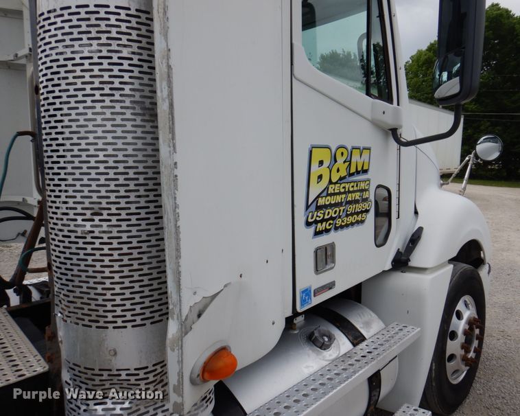 image for item DP5587 2009 Freightliner Columbia 120  semi truck