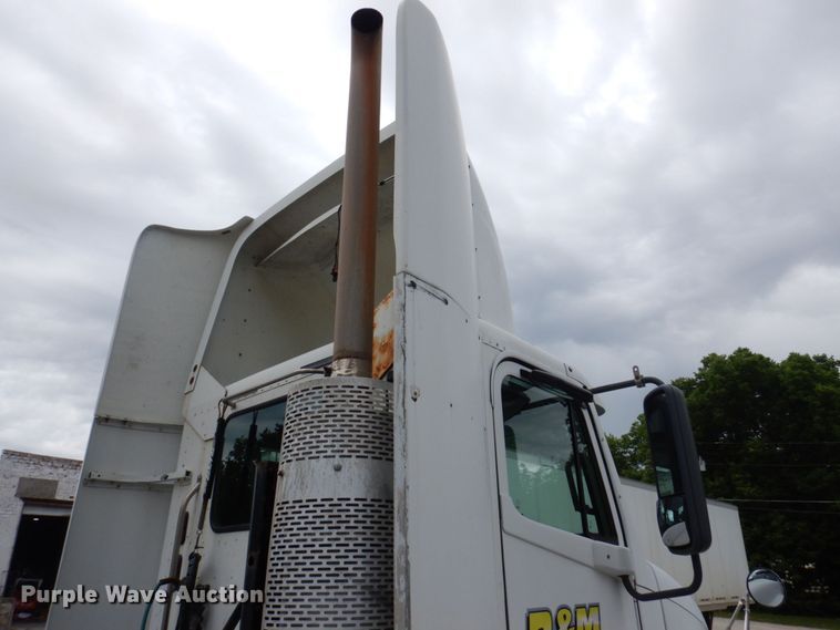 image for item DP5587 2009 Freightliner Columbia 120  semi truck