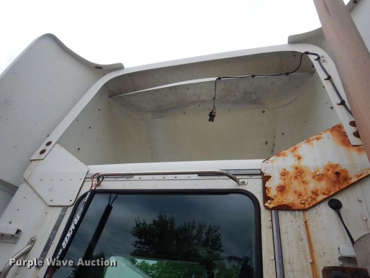 image for item DP5587 2009 Freightliner Columbia 120  semi truck