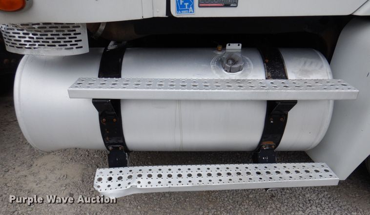 image for item DP5587 2009 Freightliner Columbia 120  semi truck