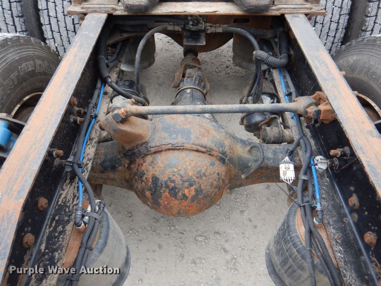 image for item DP5587 2009 Freightliner Columbia 120  semi truck