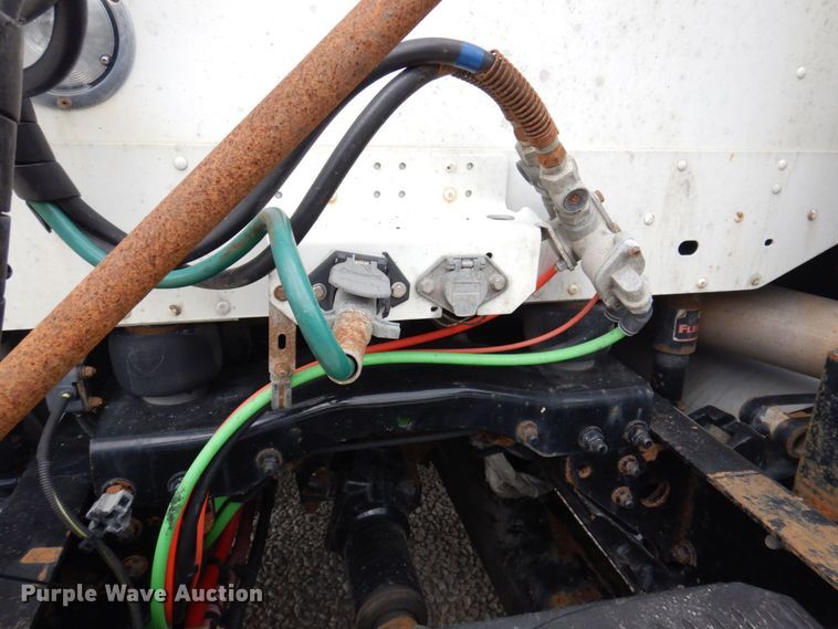 image for item DP5587 2009 Freightliner Columbia 120  semi truck