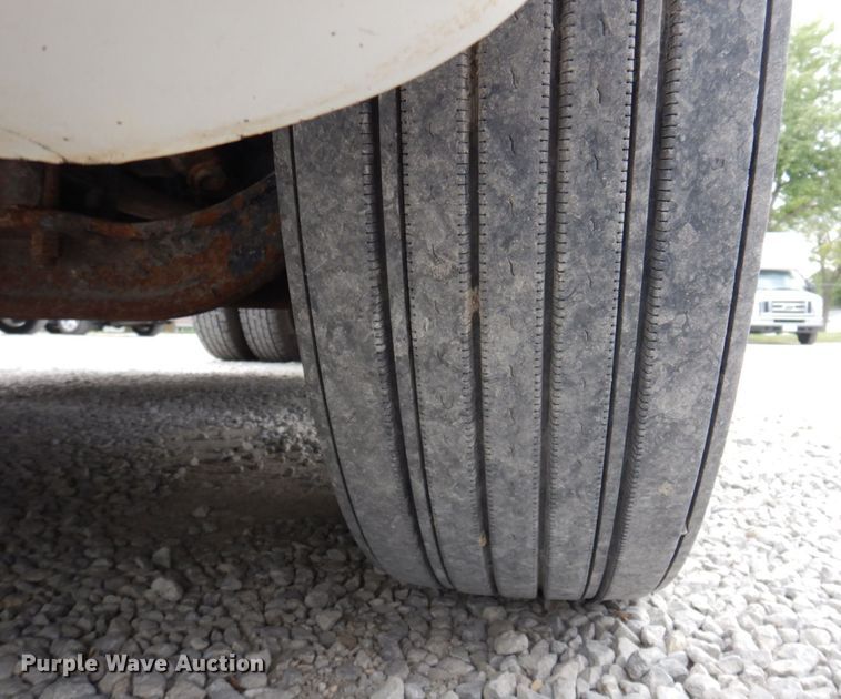 image for item DP5587 2009 Freightliner Columbia 120  semi truck