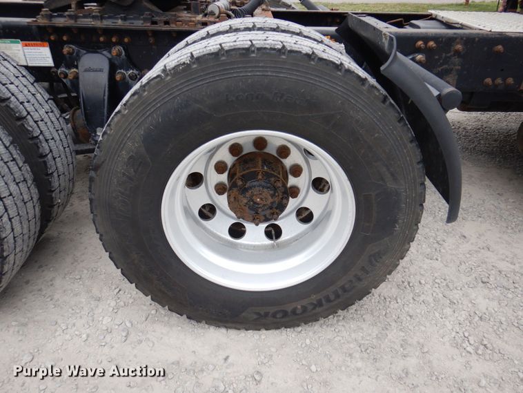 image for item DP5587 2009 Freightliner Columbia 120  semi truck